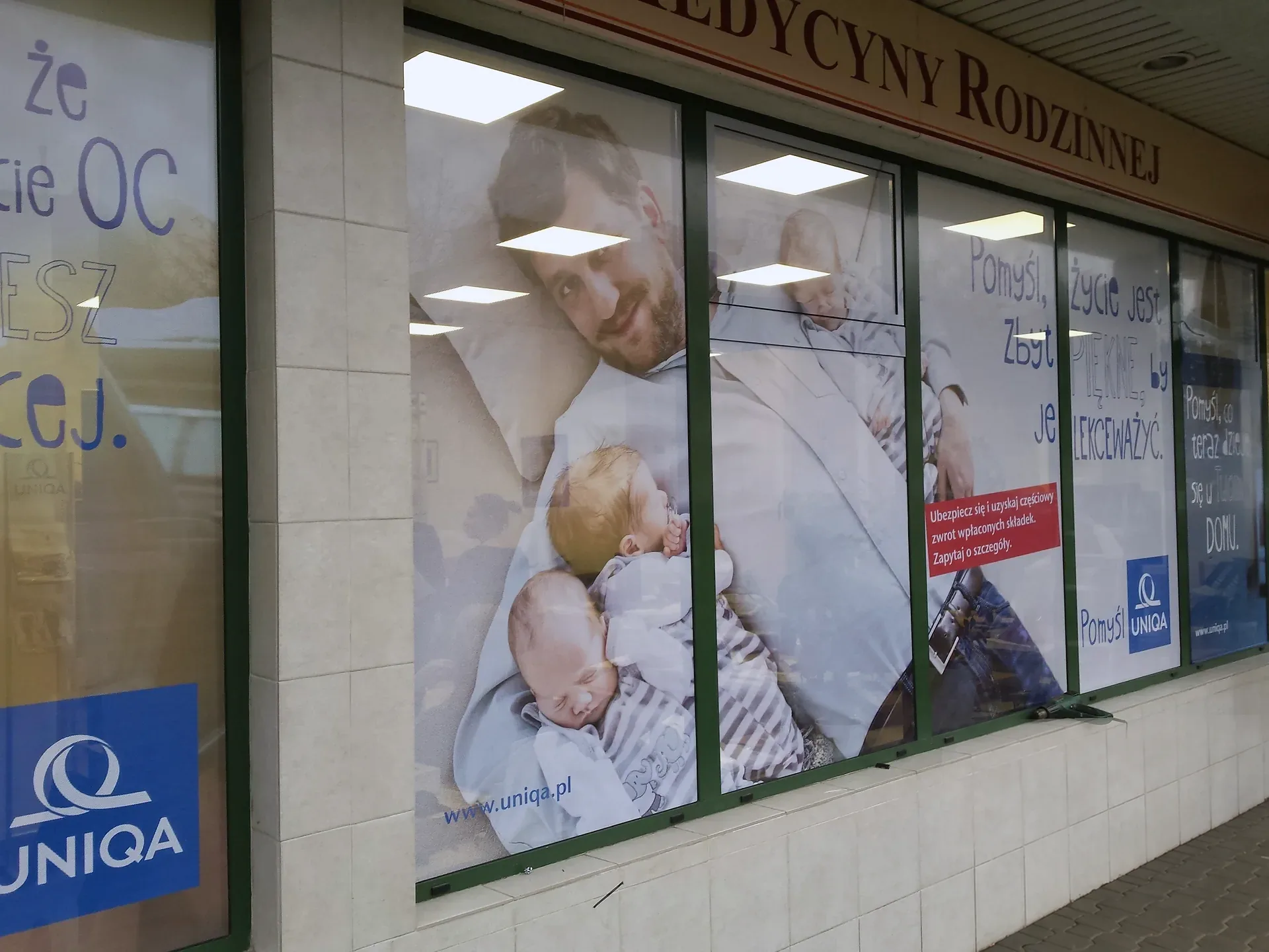 Oklejone witryny placówki UNIQA