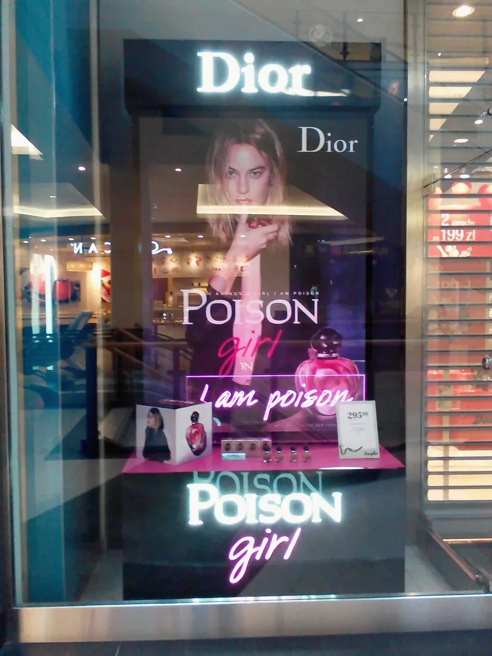 Podświetlana witryna reklamowa Dior Poison Girl — ujęcie 3