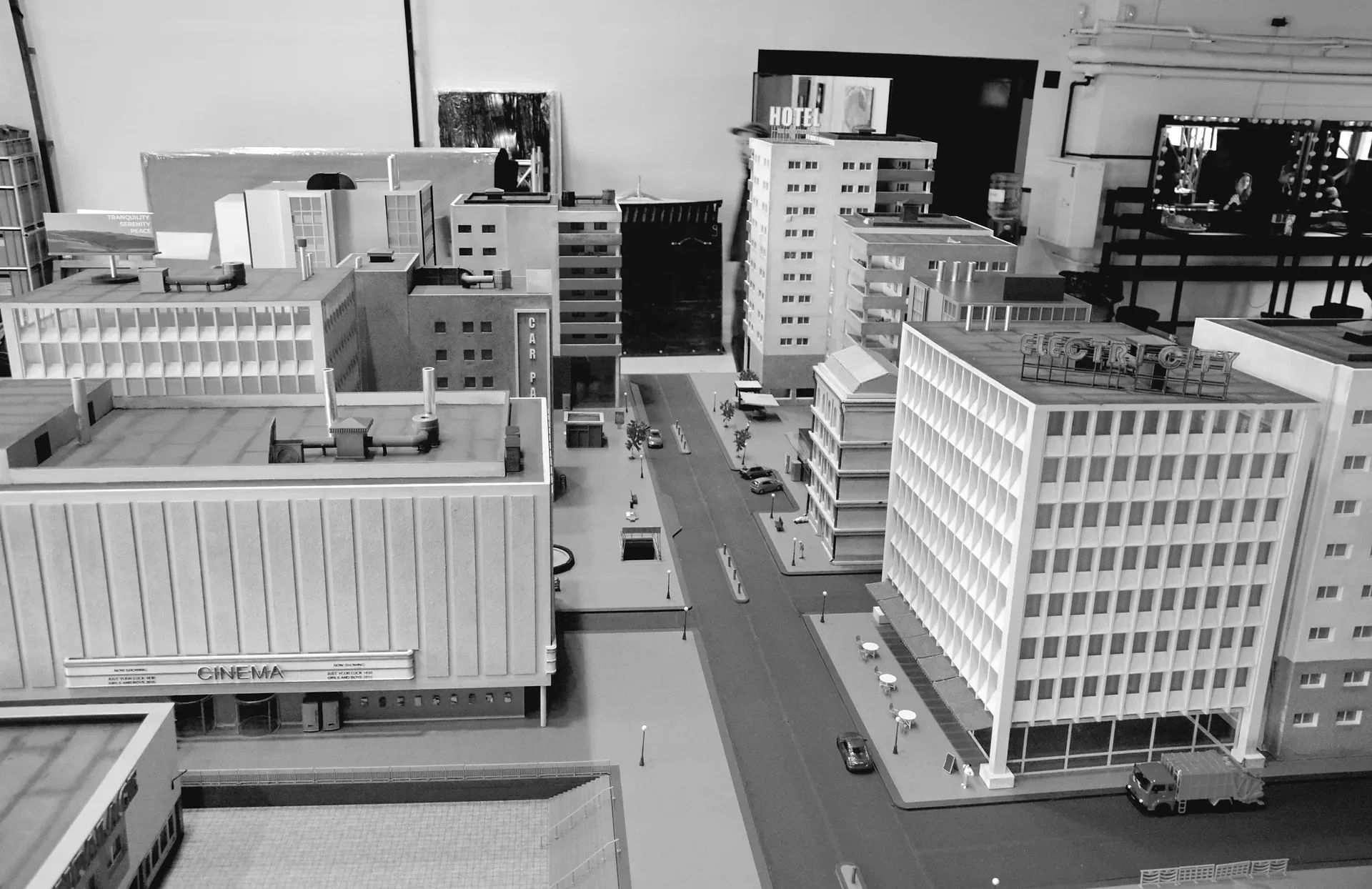 Makieta miasta z miniaturowymi budynkami i ulicami — ujęcie 5