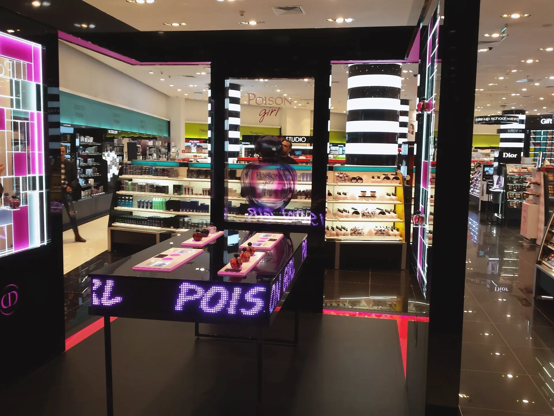 Stoisko reklamowe Dior w centrum handlowym — ujęcie 4