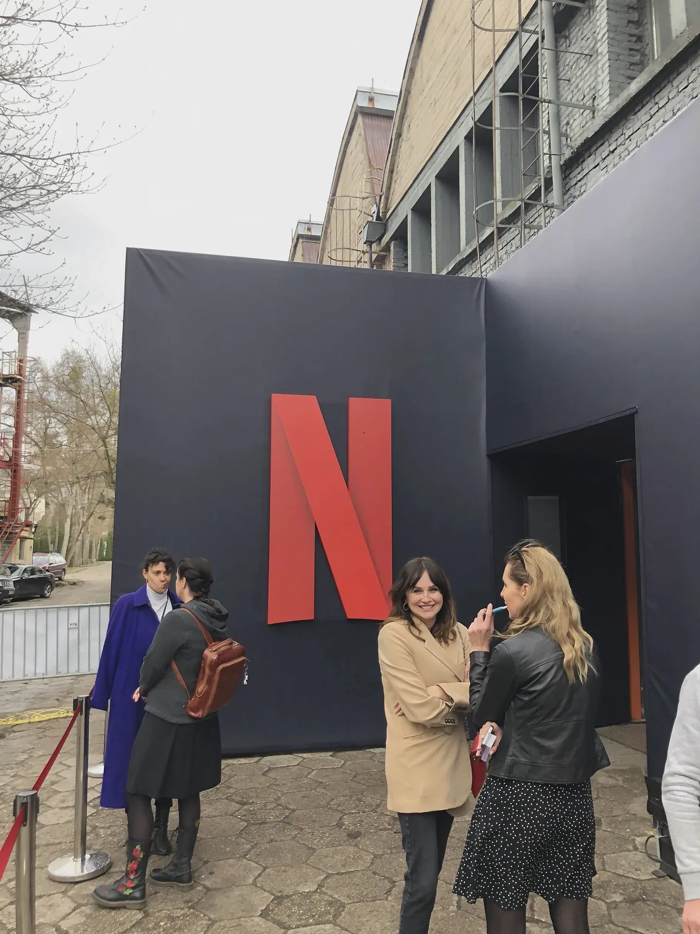 Kolorowa scenografia strefy promocyjnej Netflix — ujęcie 6
