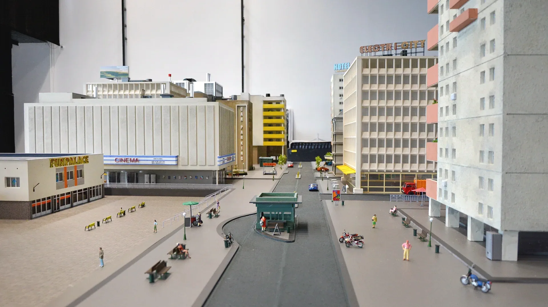 Makieta miasta z miniaturowymi budynkami i ulicami — ujęcie 2