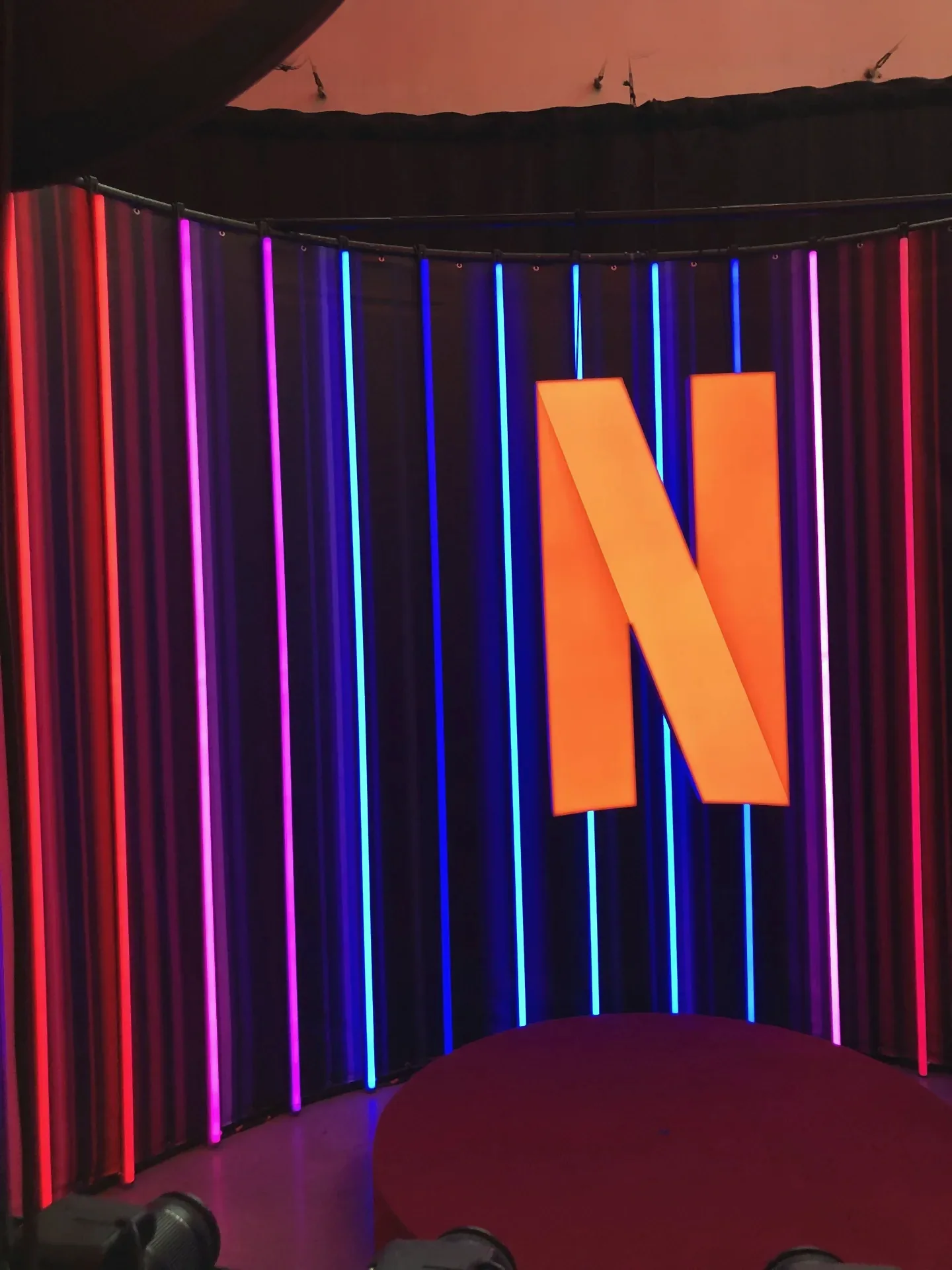 Kolorowa scenografia strefy promocyjnej Netflix