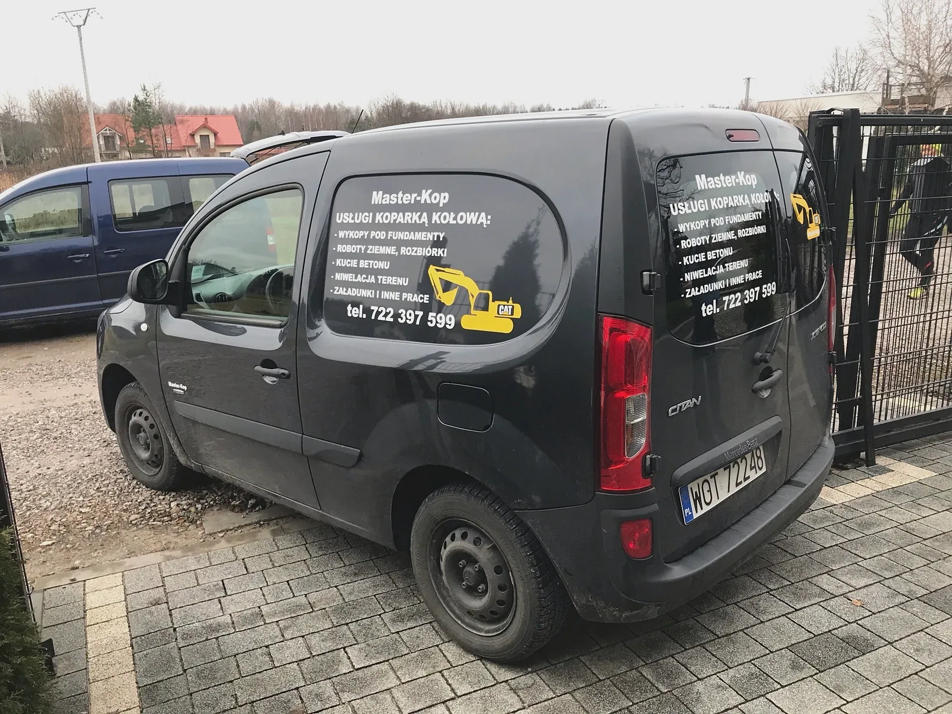 Samochód dostawczy z okleiną reklamową Master-Kop
