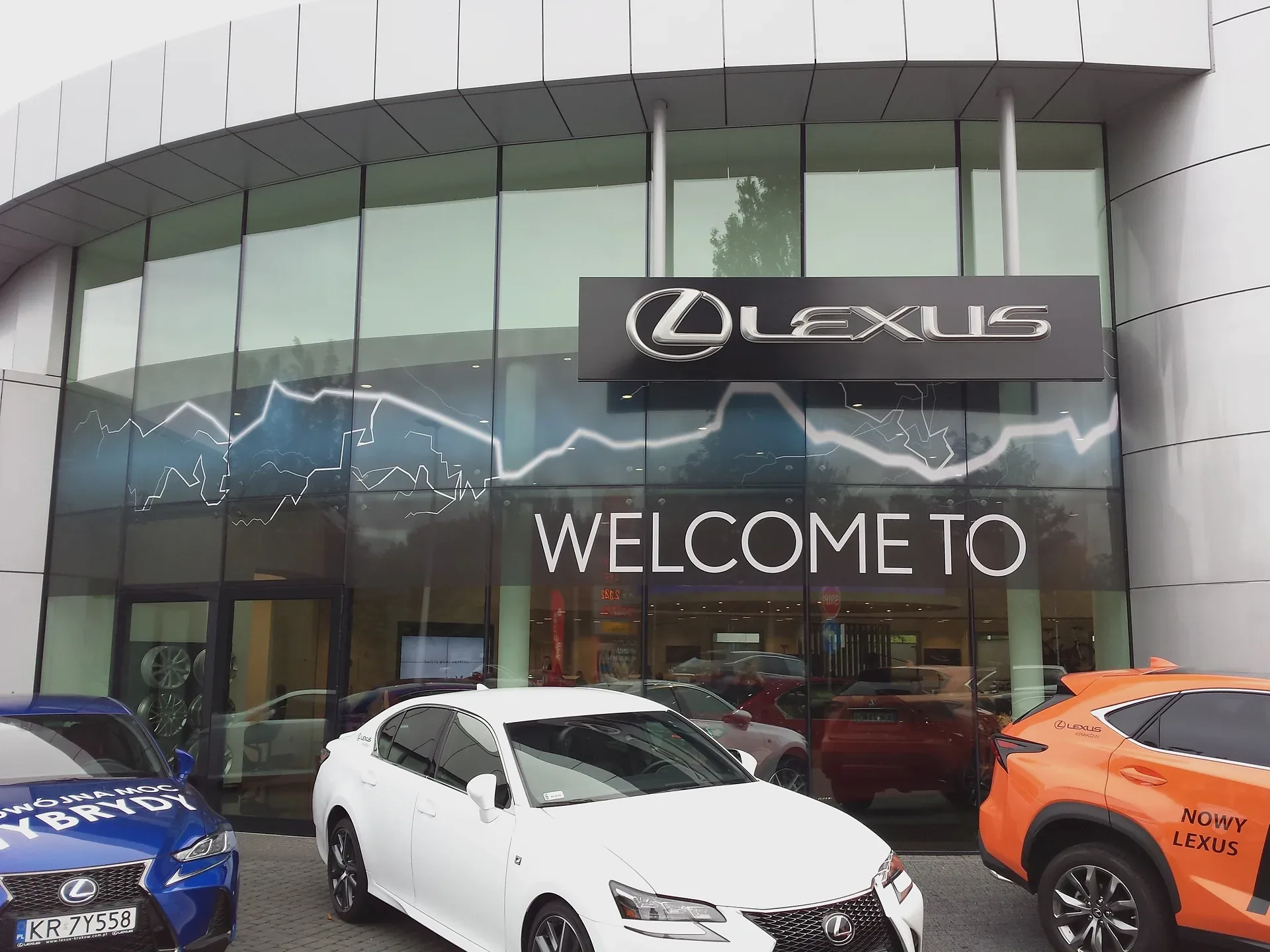 Wielkoformatowa grafika na przeszkleniach salonu Lexus — ujęcie 2