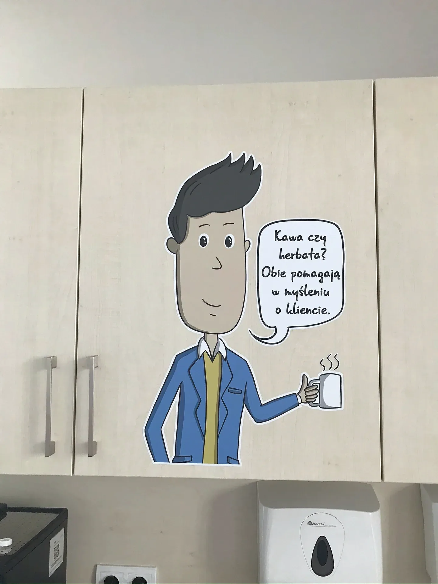 Grafika na meblach kuchni biurowej