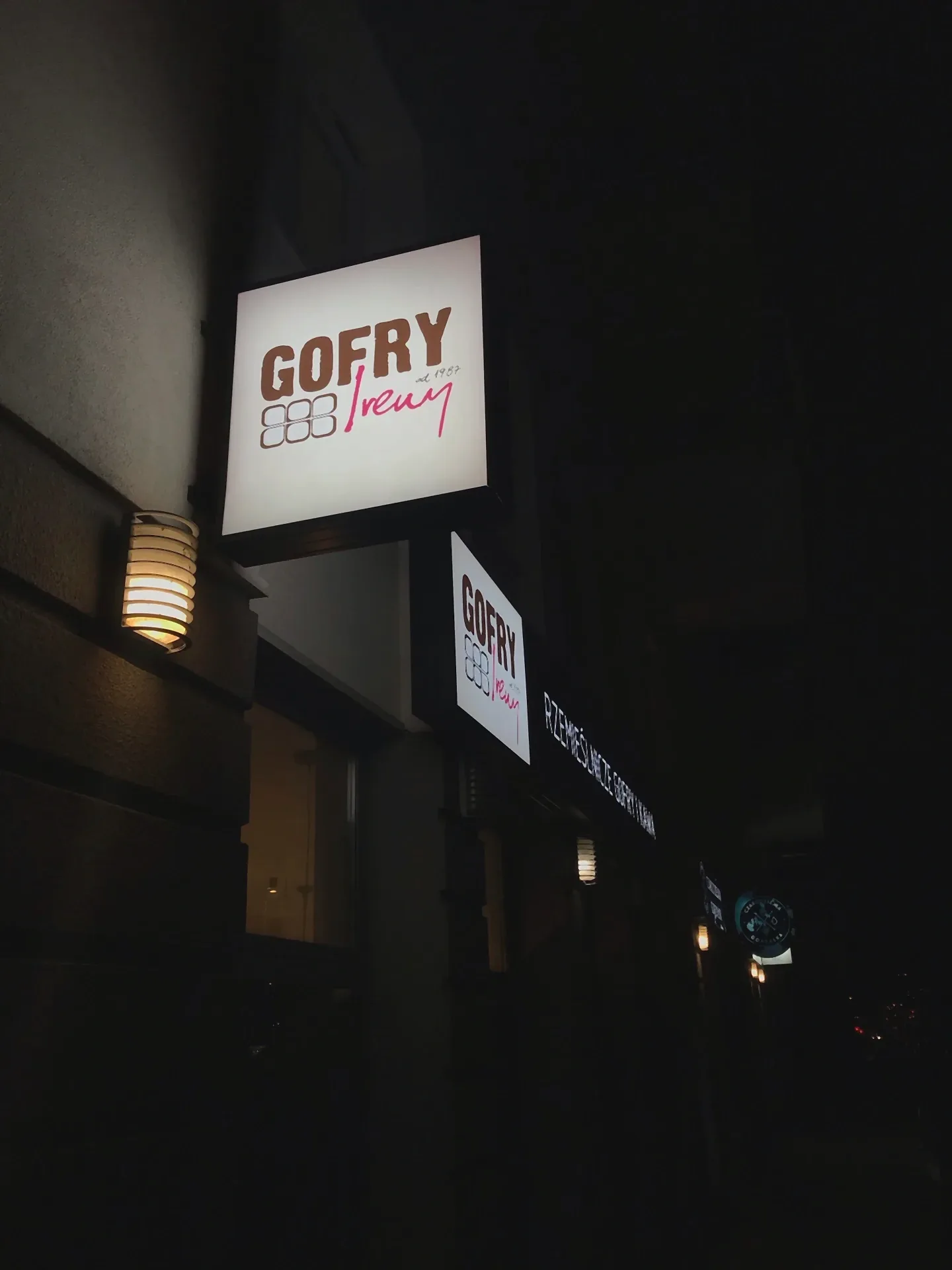 Podświetlany szyld punktu z goframi