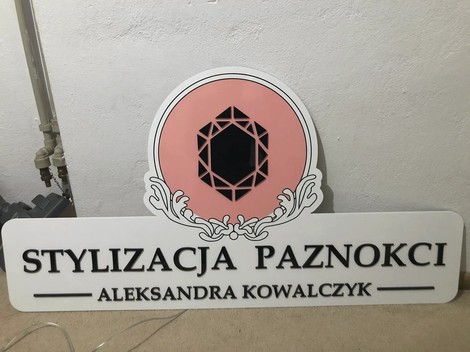 Podświetlany szyld salonu stylizacji paznokci