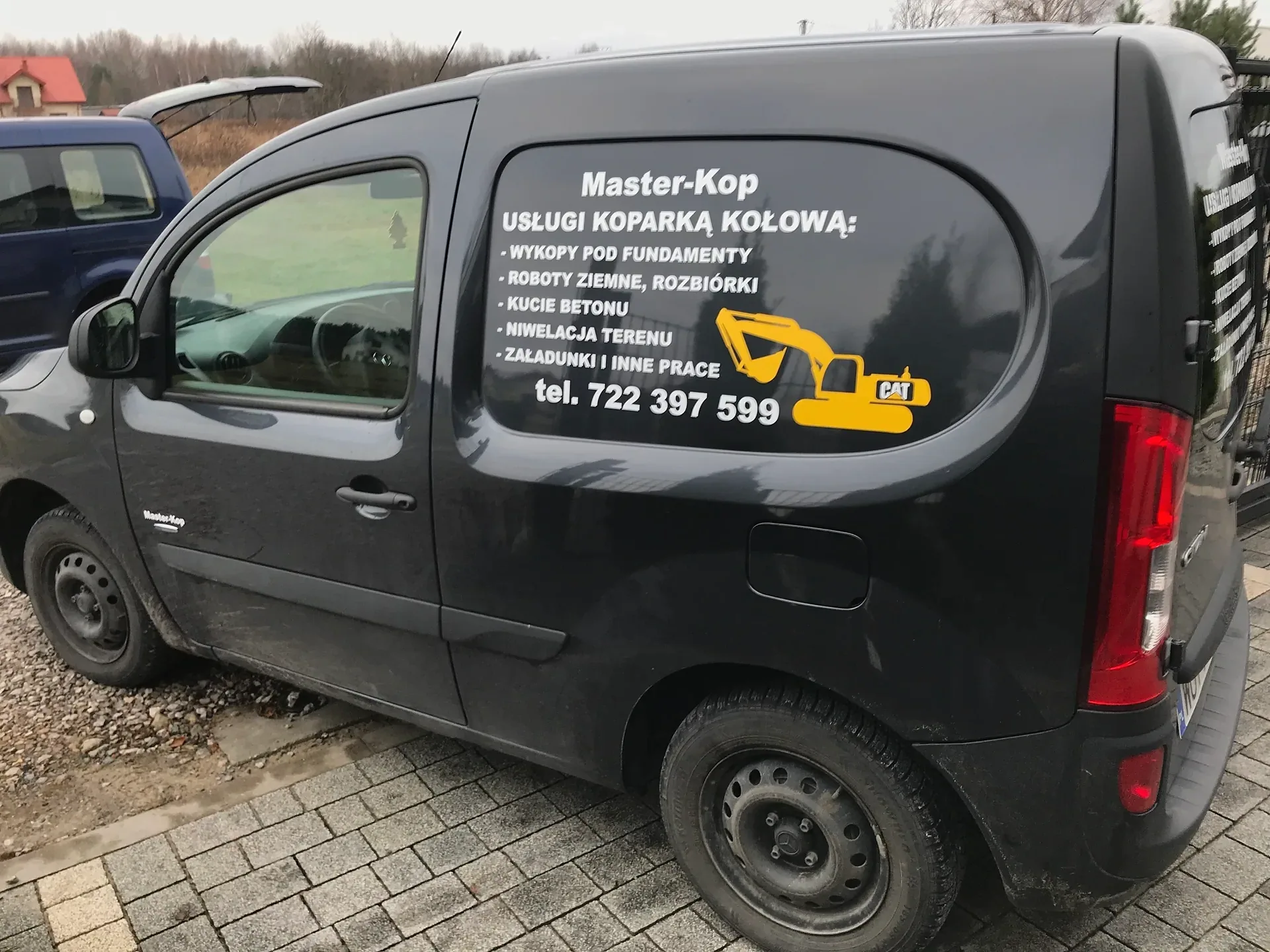 Samochód dostawczy z okleiną reklamową Master-Kop — ujęcie 2