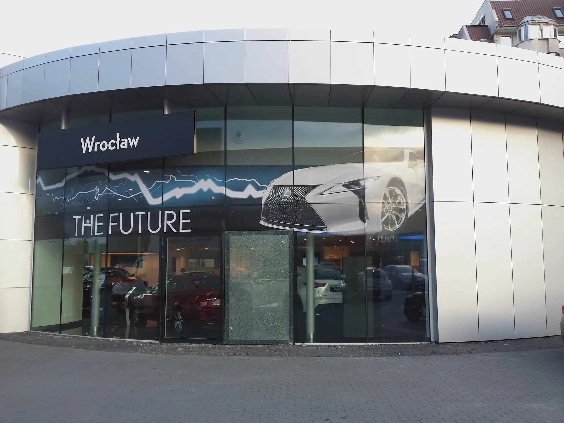 Wielkoformatowa grafika na przeszkleniach salonu Lexus — ujęcie 5