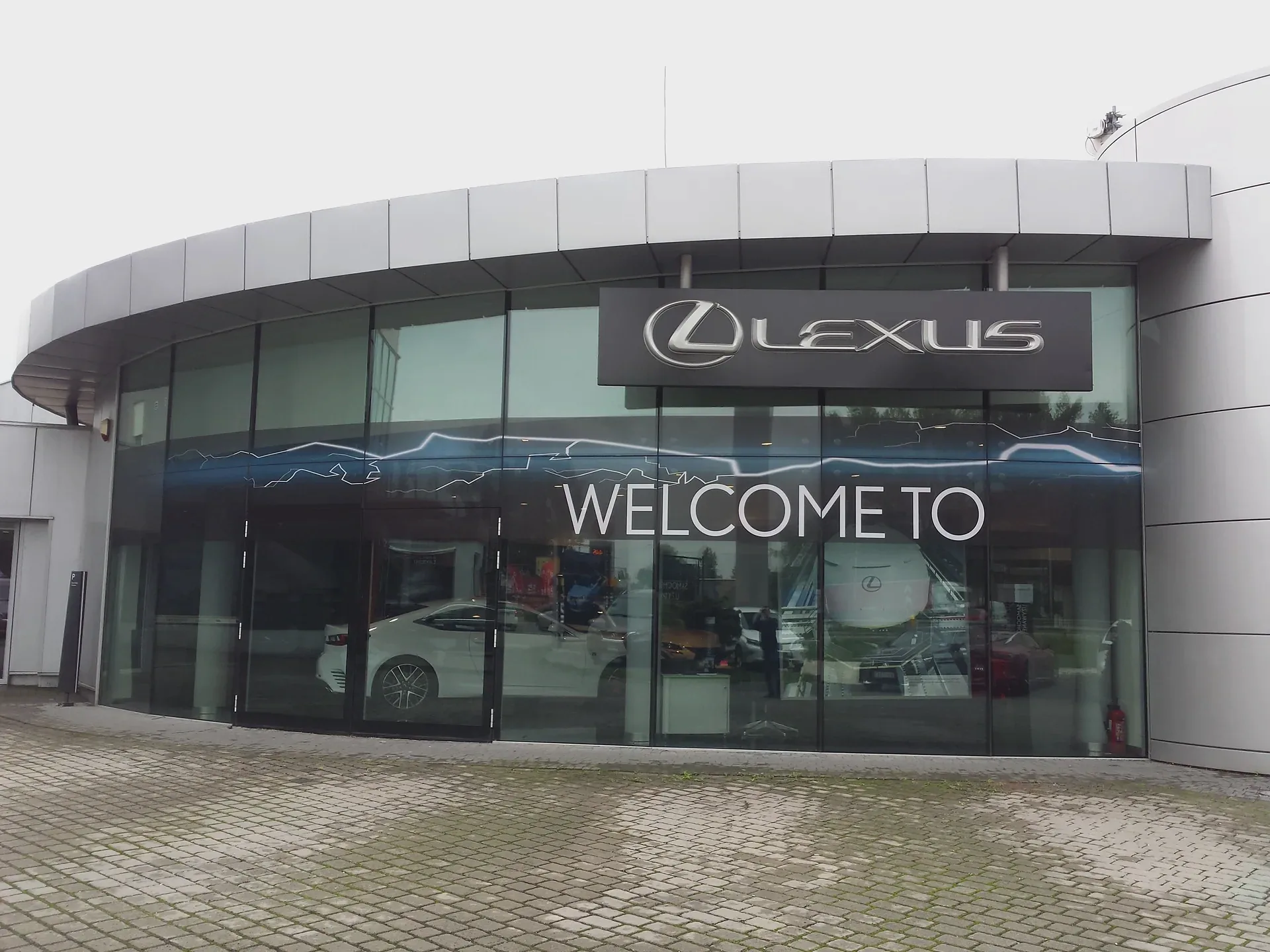Wielkoformatowa grafika na przeszkleniach salonu Lexus