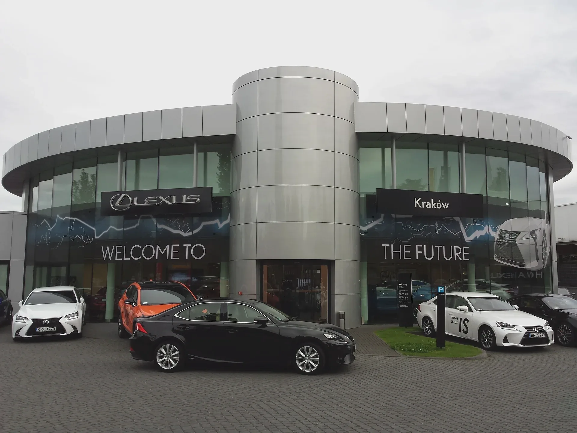 Wielkoformatowa grafika na przeszkleniach salonu Lexus — ujęcie 4