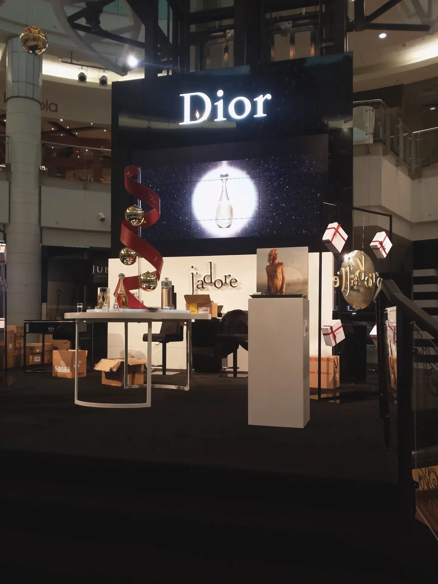 Stoisko reklamowe Dior w centrum handlowym — ujęcie 2
