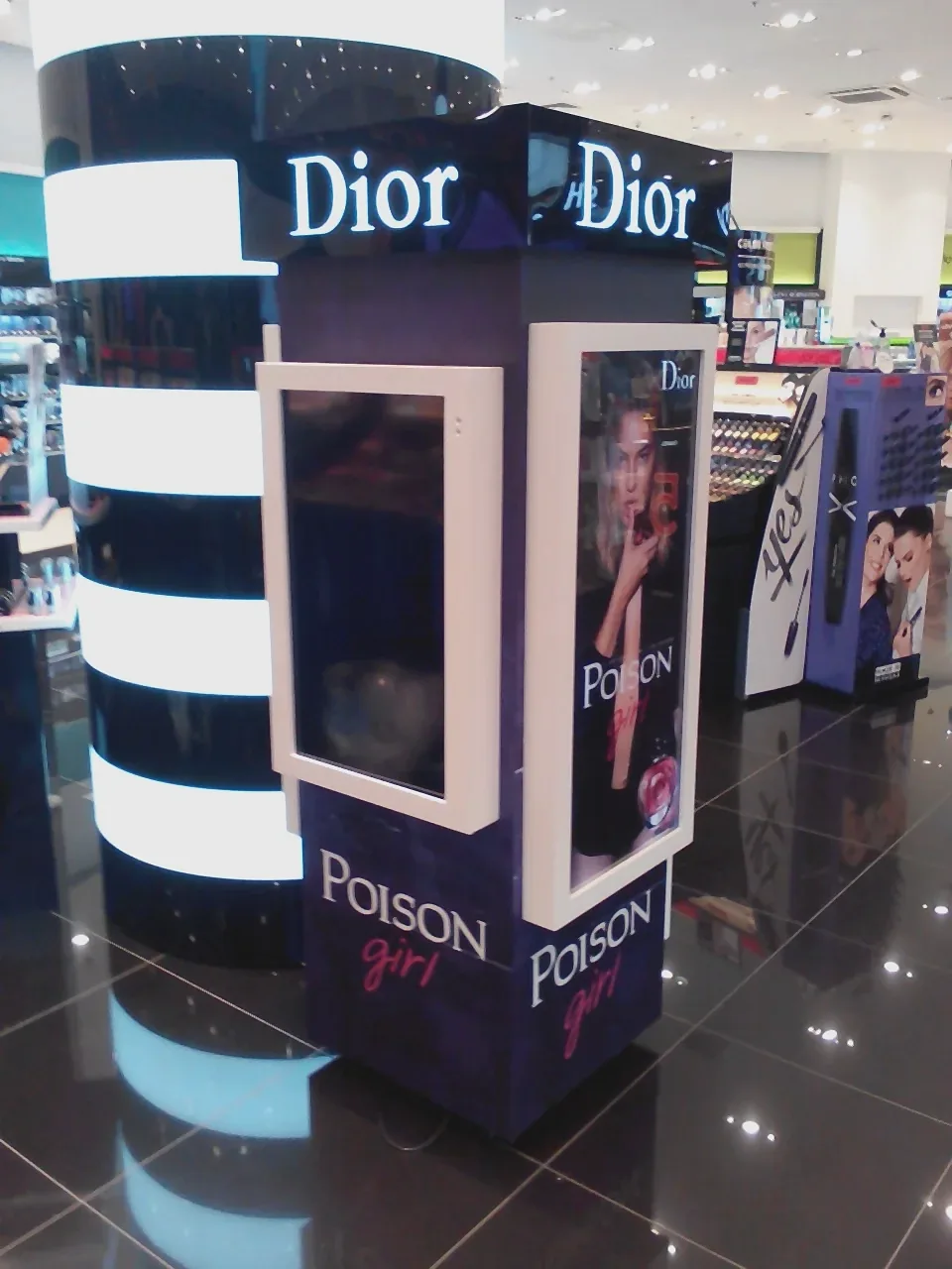 Podświetlana witryna reklamowa Dior Poison Girl — ujęcie 2