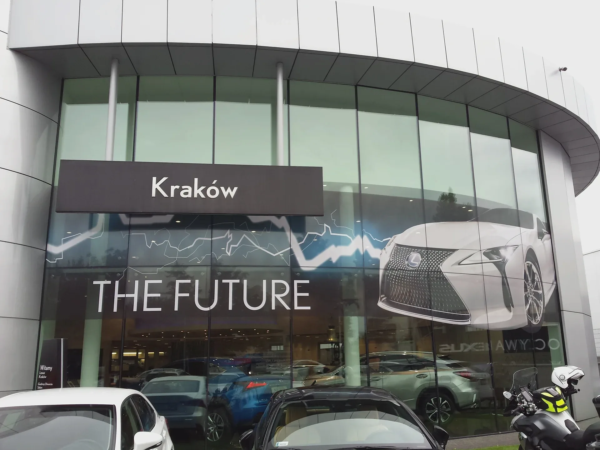 Wielkoformatowa grafika na przeszkleniach salonu Lexus — ujęcie 3