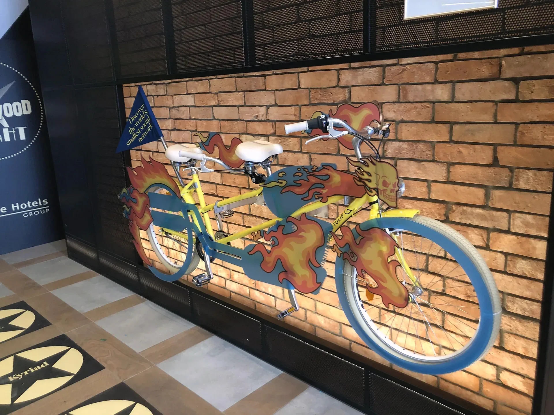 Kolorowa instalacja eventowa marki Tulip z tandemem — ujęcie 4