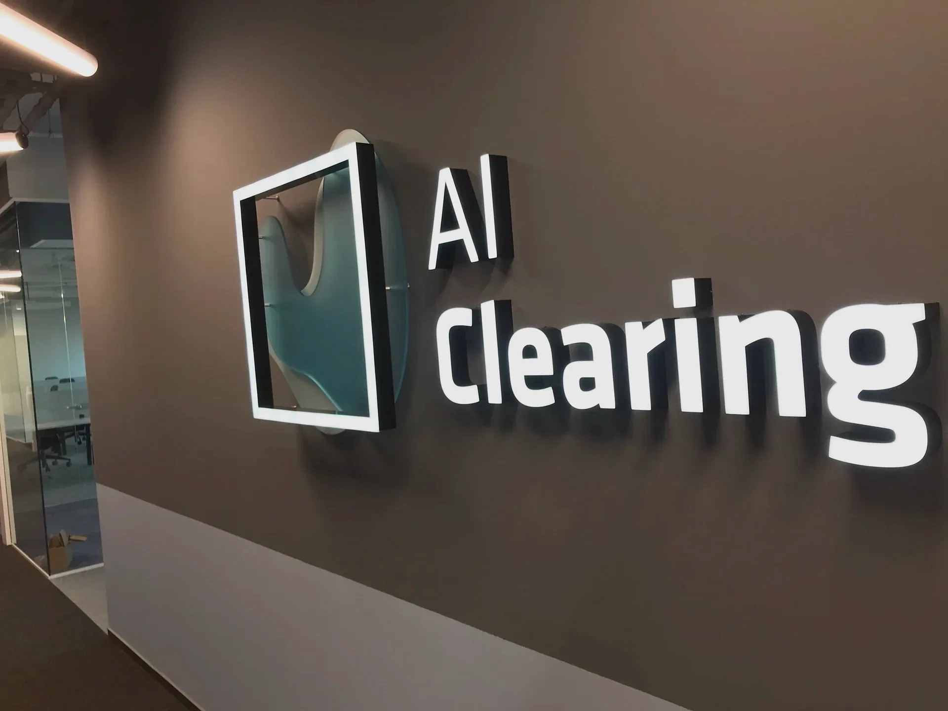 Przestrzenne logo AI Clearing