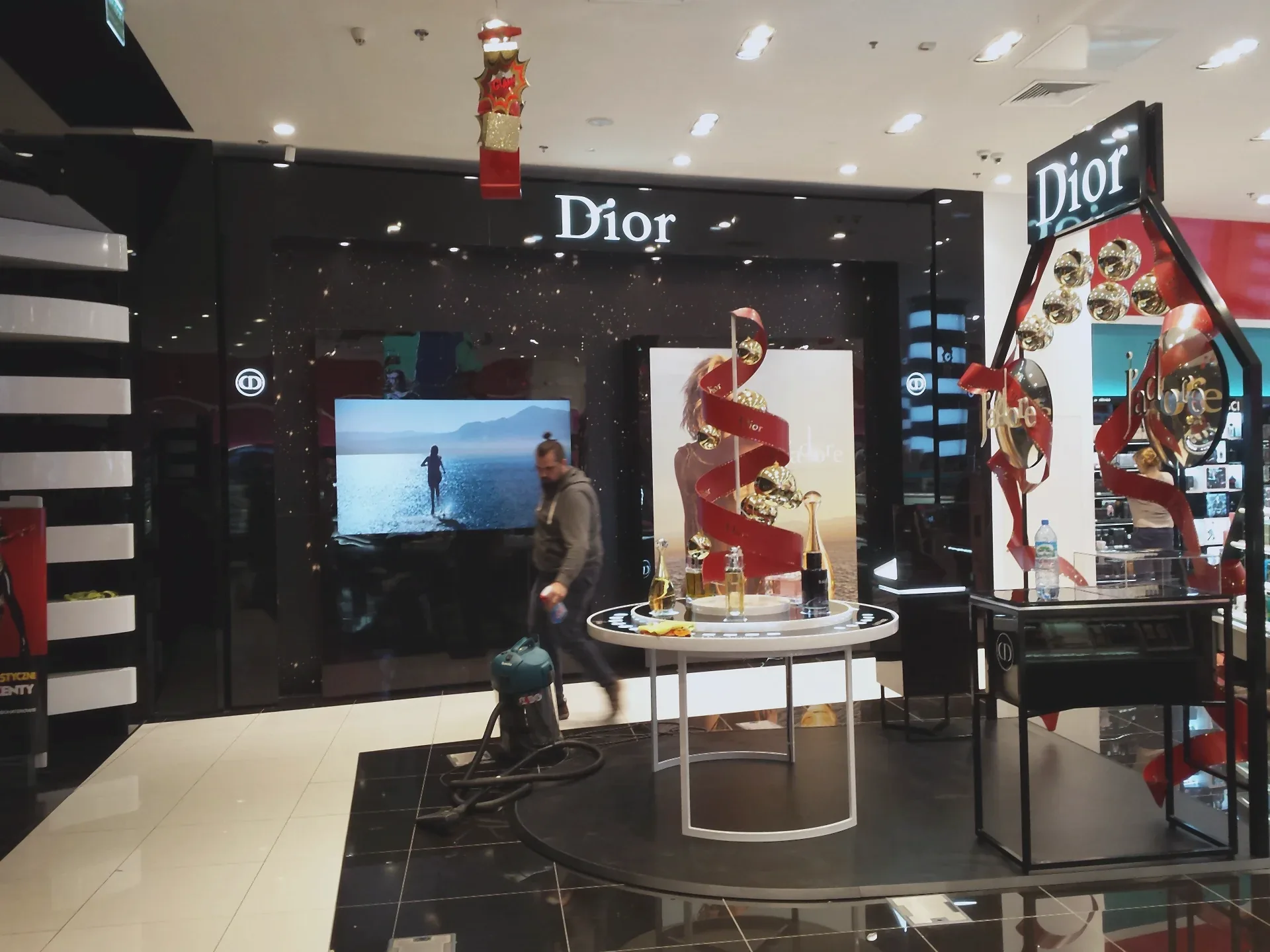 Stoisko reklamowe Dior w centrum handlowym — ujęcie 3