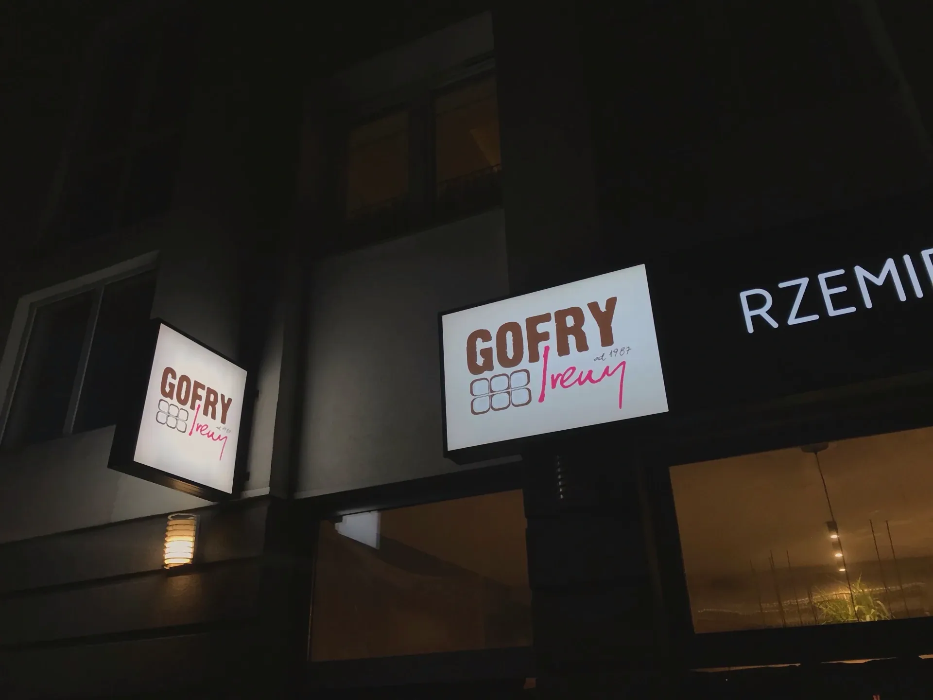 Podświetlany szyld punktu z goframi