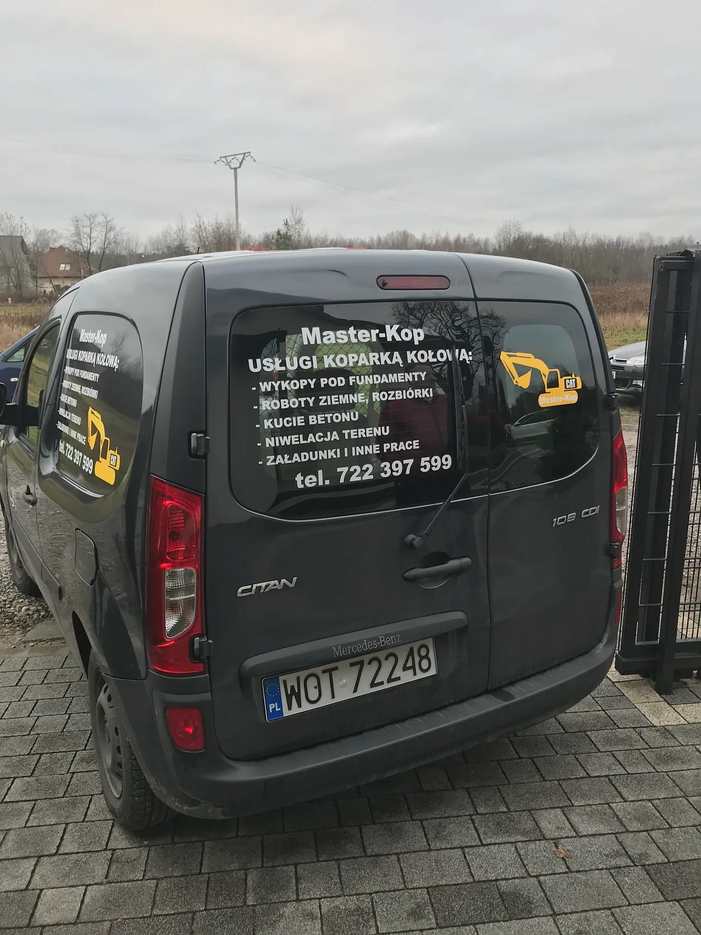 Samochód dostawczy z okleiną reklamową Master-Kop — ujęcie 3