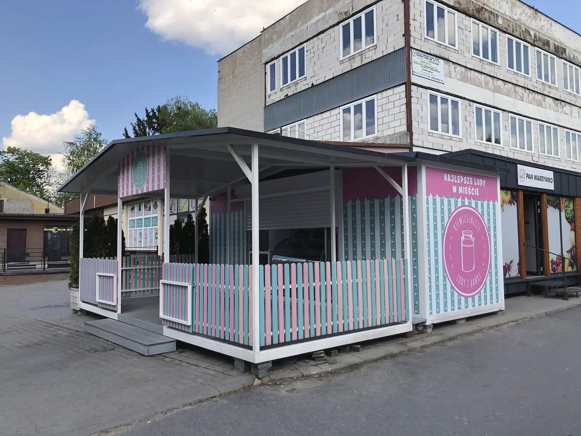 Kolorowy kiosk lodziarni Lody z Bańki — ujęcie 2
