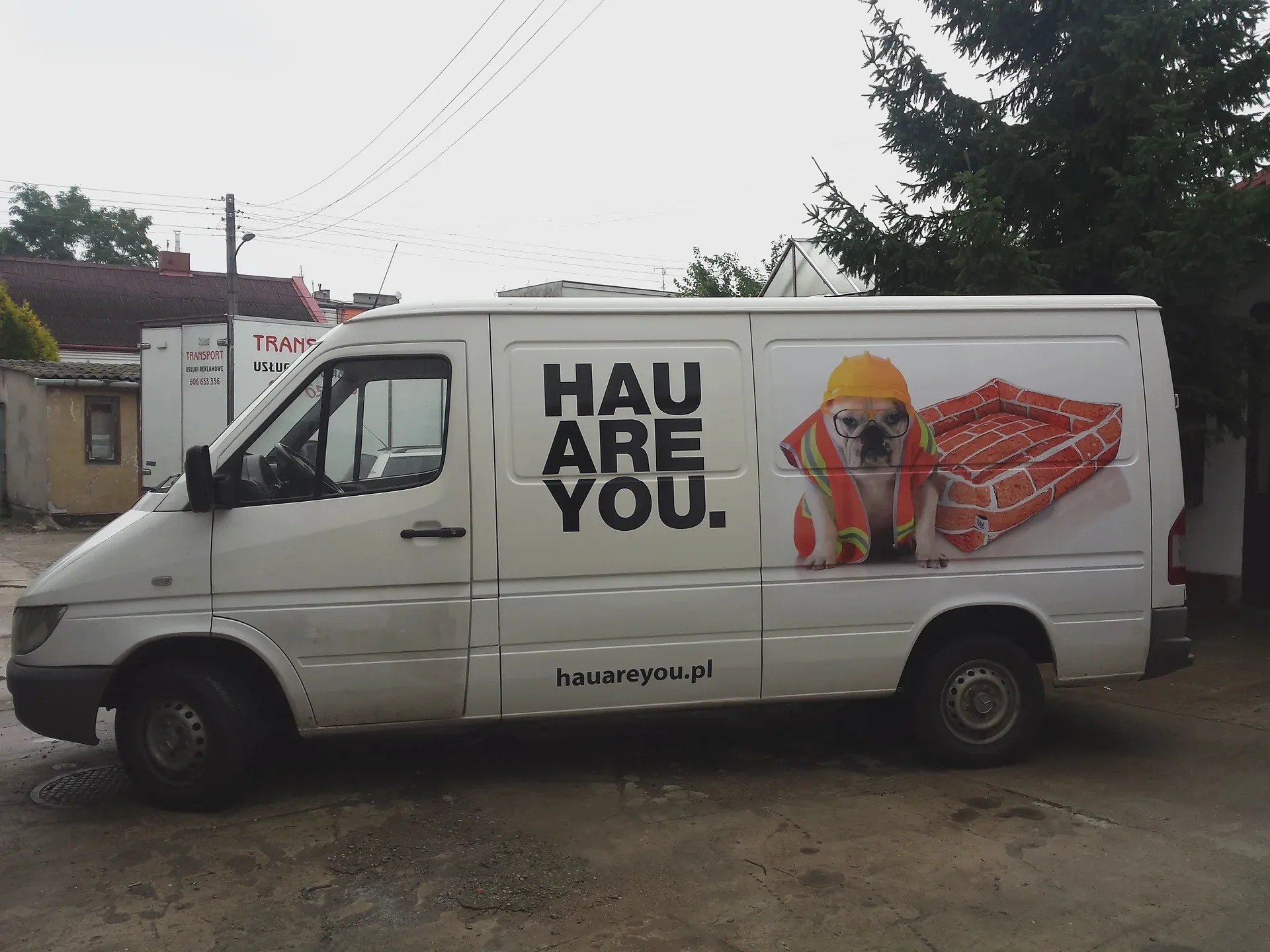 Samochód dostawczy z okleiną reklamową HAU ARE YOU