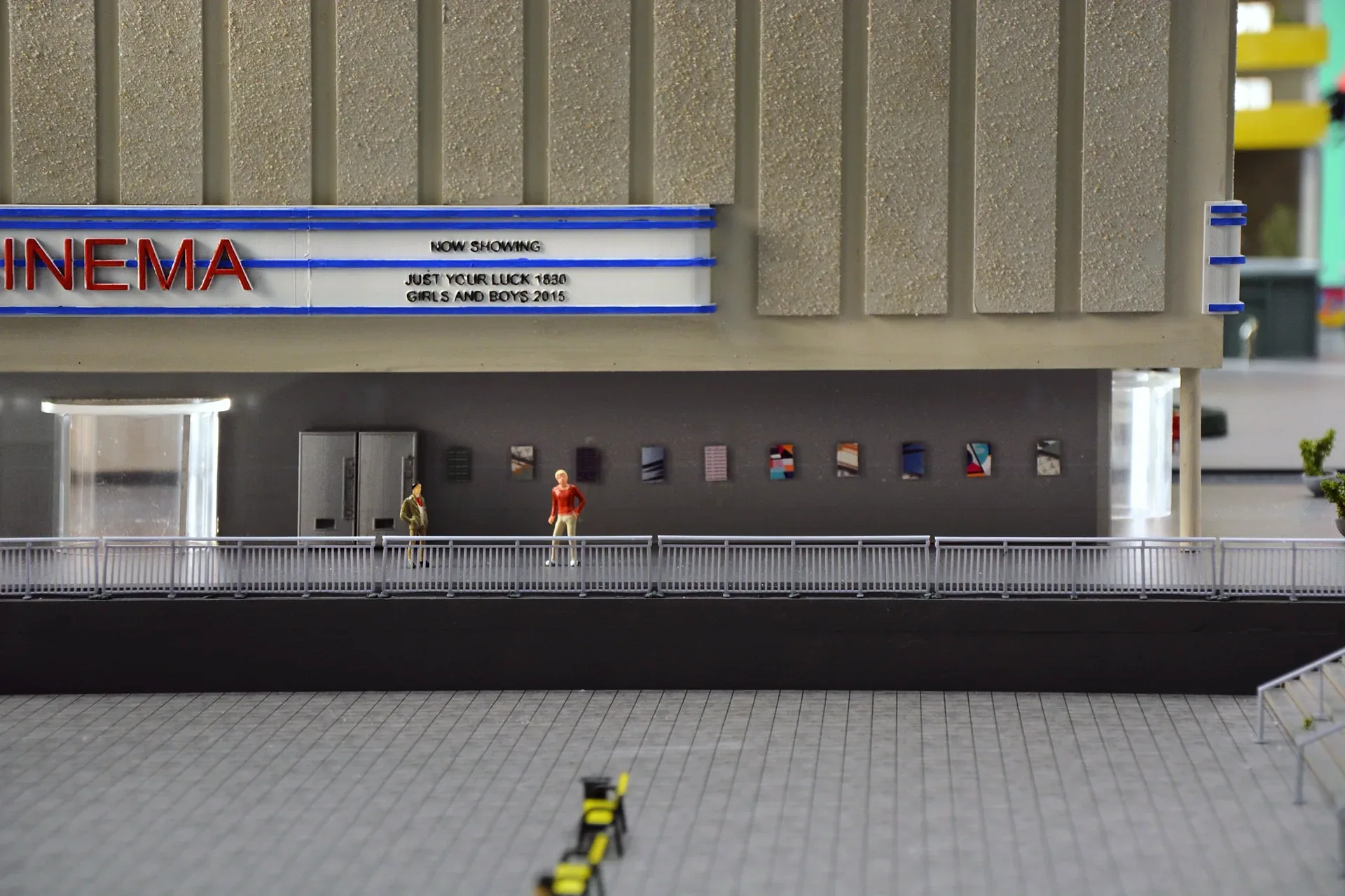 Makieta miasta z miniaturowymi budynkami i ulicami — ujęcie 3