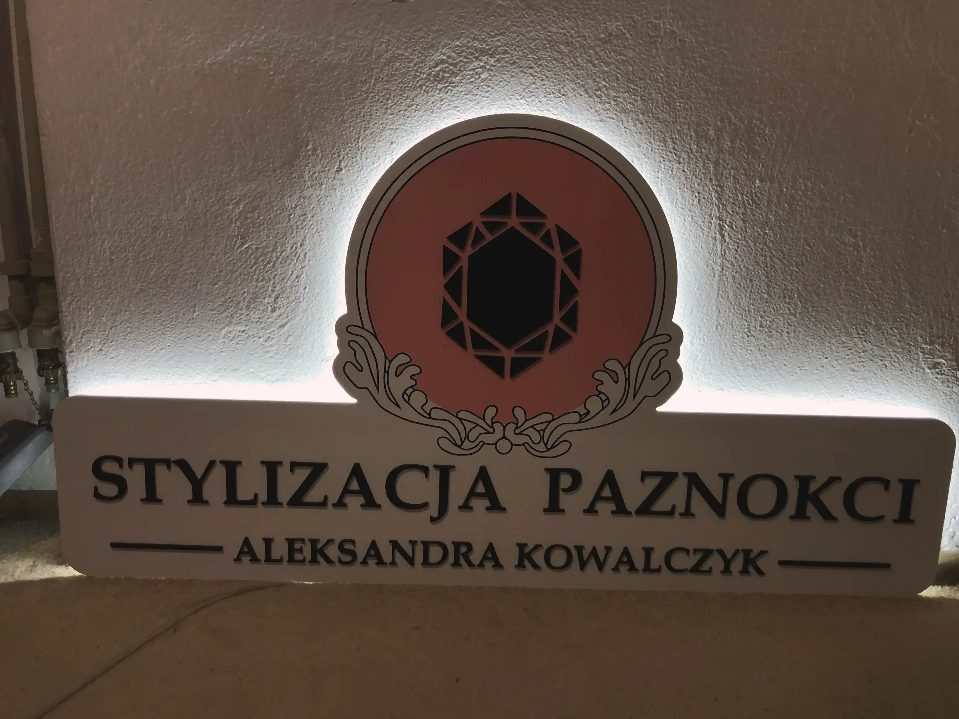 Podświetlany szyld salonu stylizacji paznokci — ujęcie 2