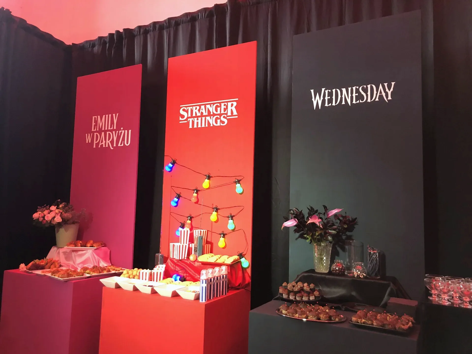 Kolorowa scenografia strefy promocyjnej Netflix — ujęcie 5