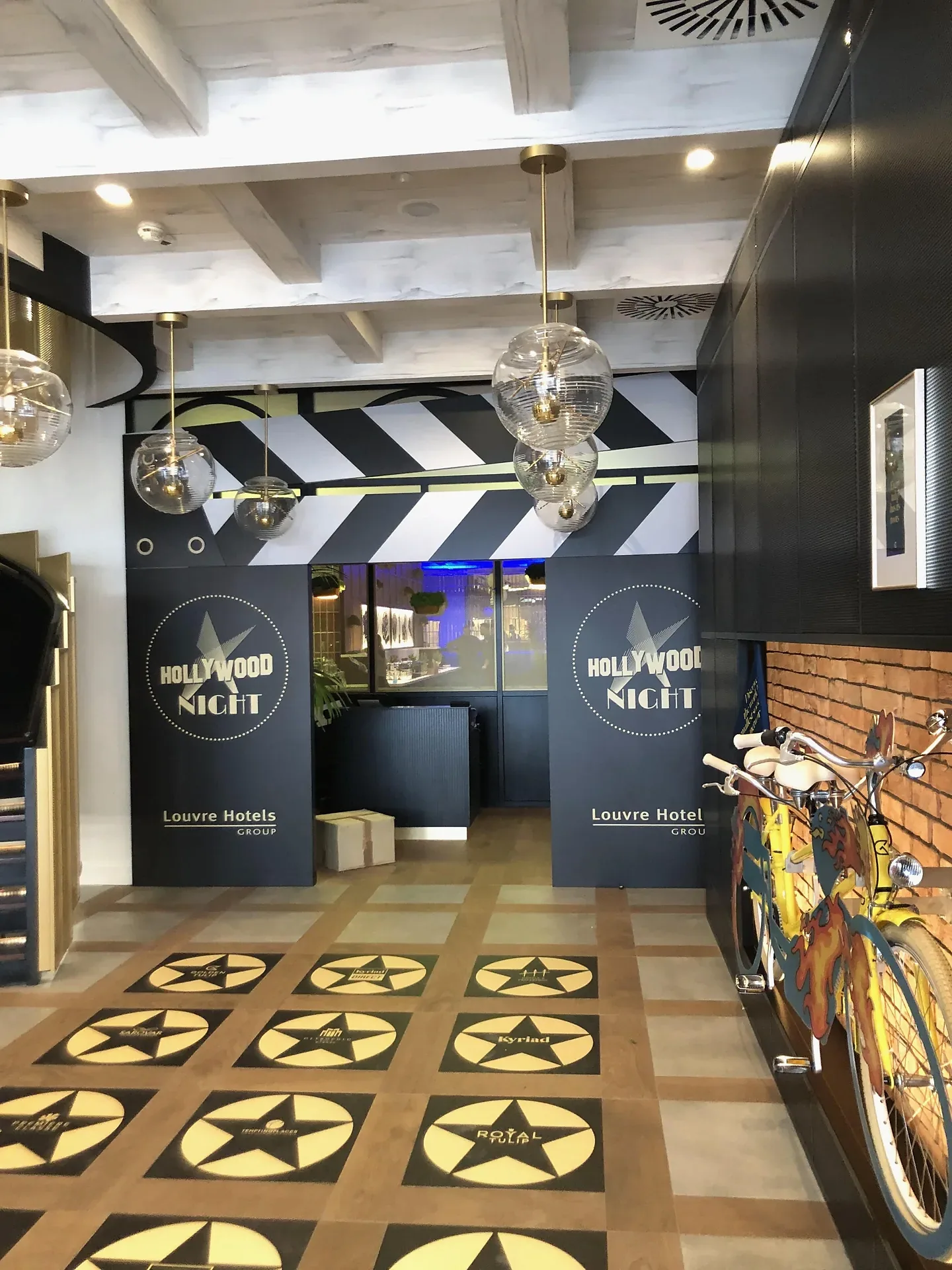 Kolorowa instalacja eventowa marki Tulip z tandemem — ujęcie 3