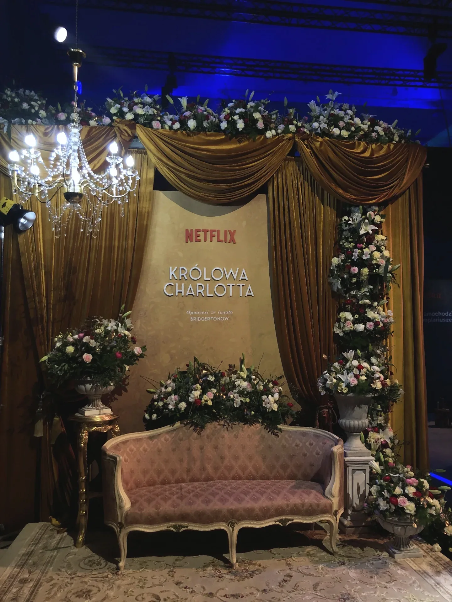 Kolorowa scenografia strefy promocyjnej Netflix — ujęcie 3