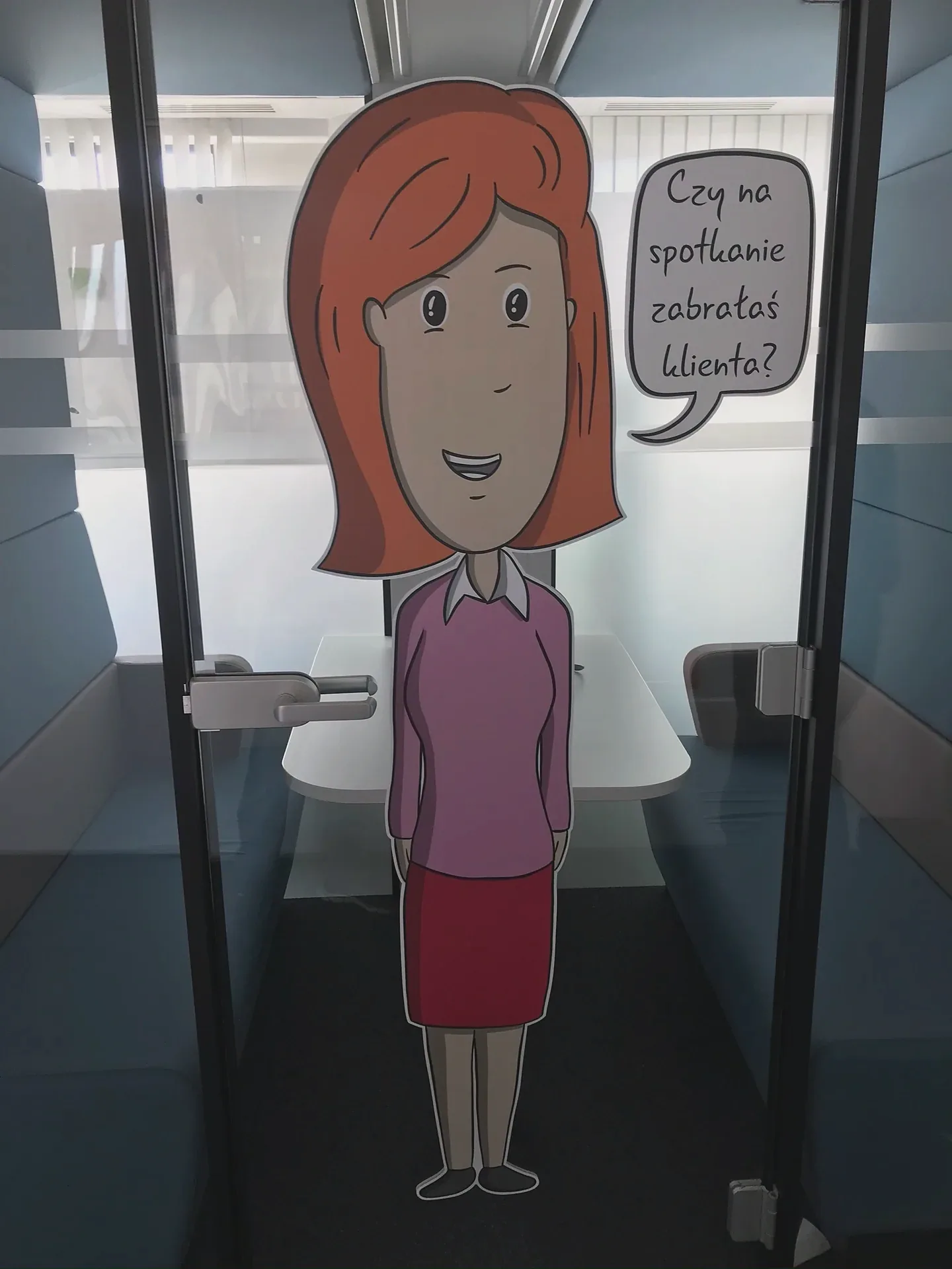 Grafiki na szklanych drzwiach biura