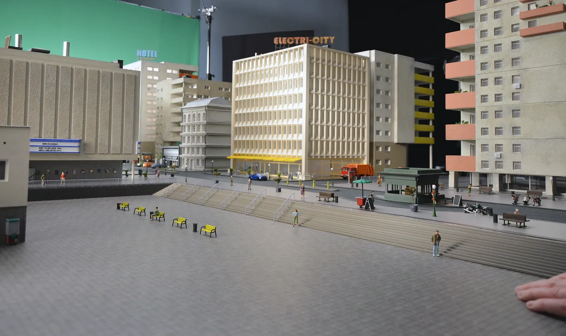 Makieta miasta z miniaturowymi budynkami i ulicami