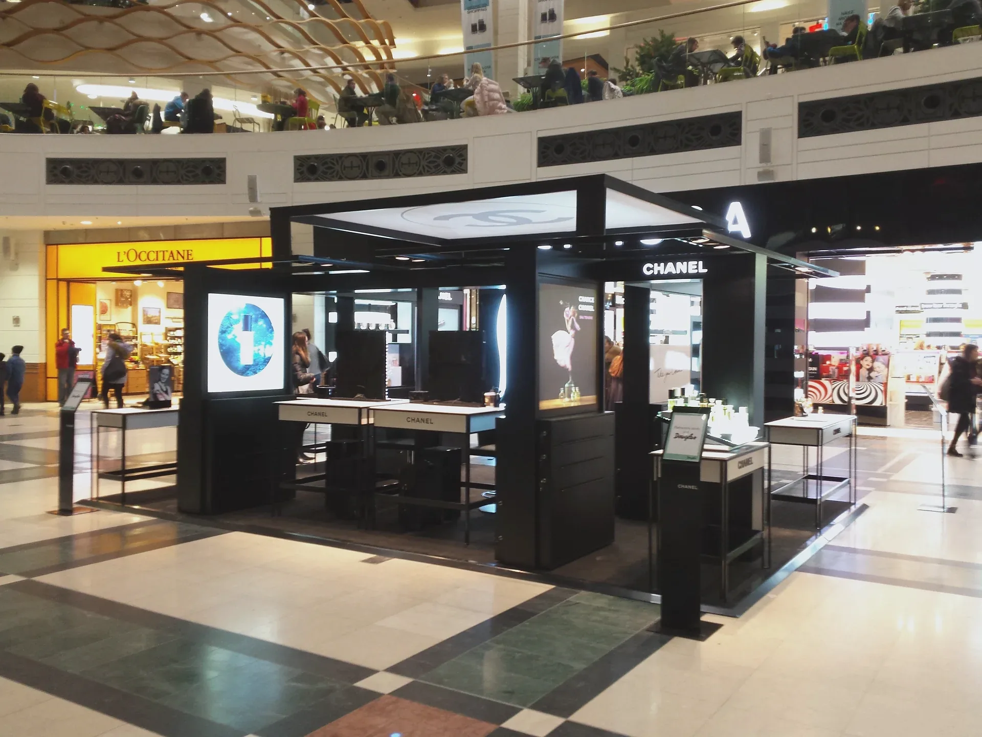 Stoisko reklamowe Dior w centrum handlowym — ujęcie 5