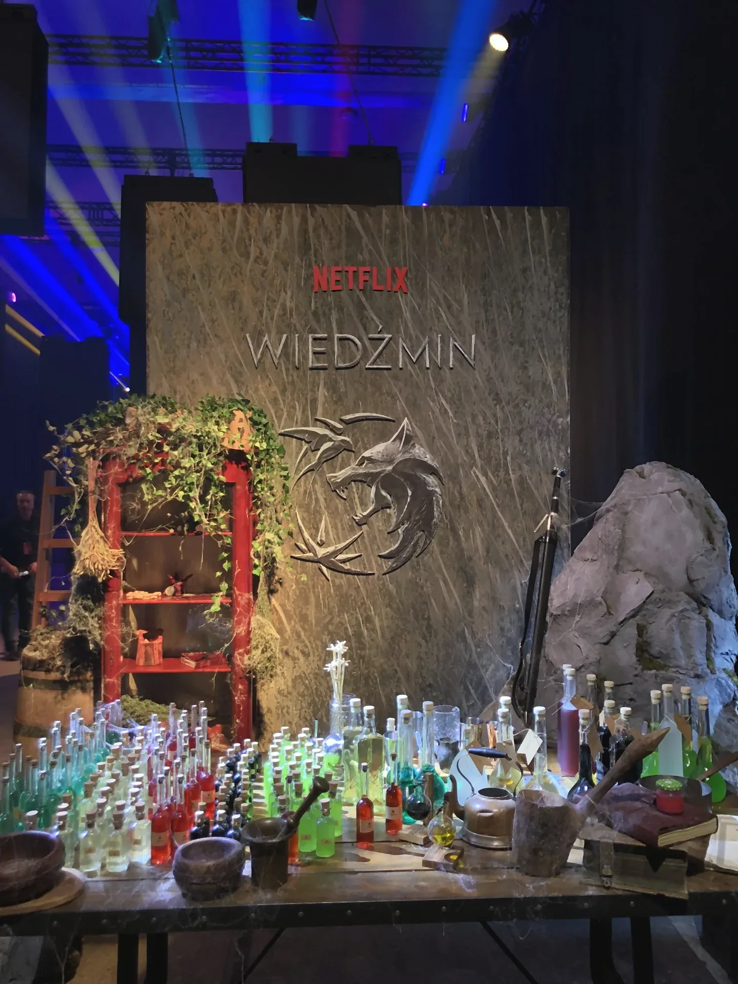 Kolorowa scenografia strefy promocyjnej Netflix — ujęcie 2
