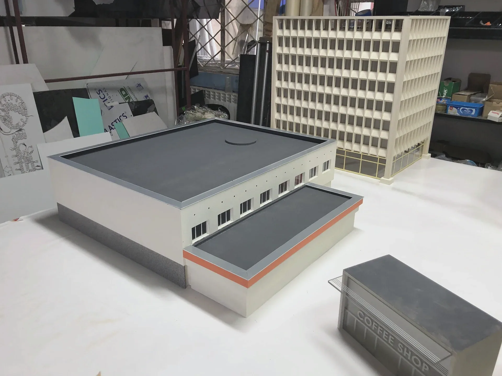 Makieta miasta z miniaturowymi budynkami i ulicami — ujęcie 4