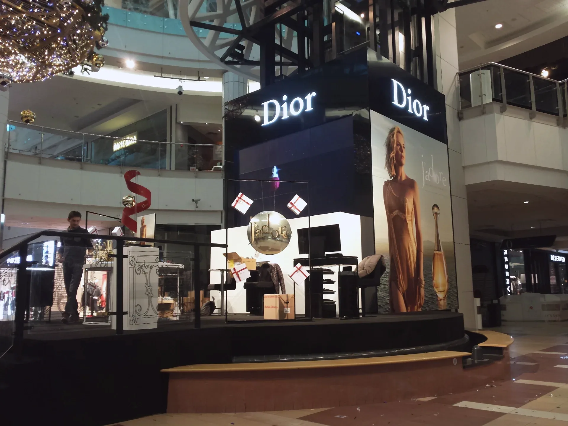 Stoisko reklamowe Dior w centrum handlowym