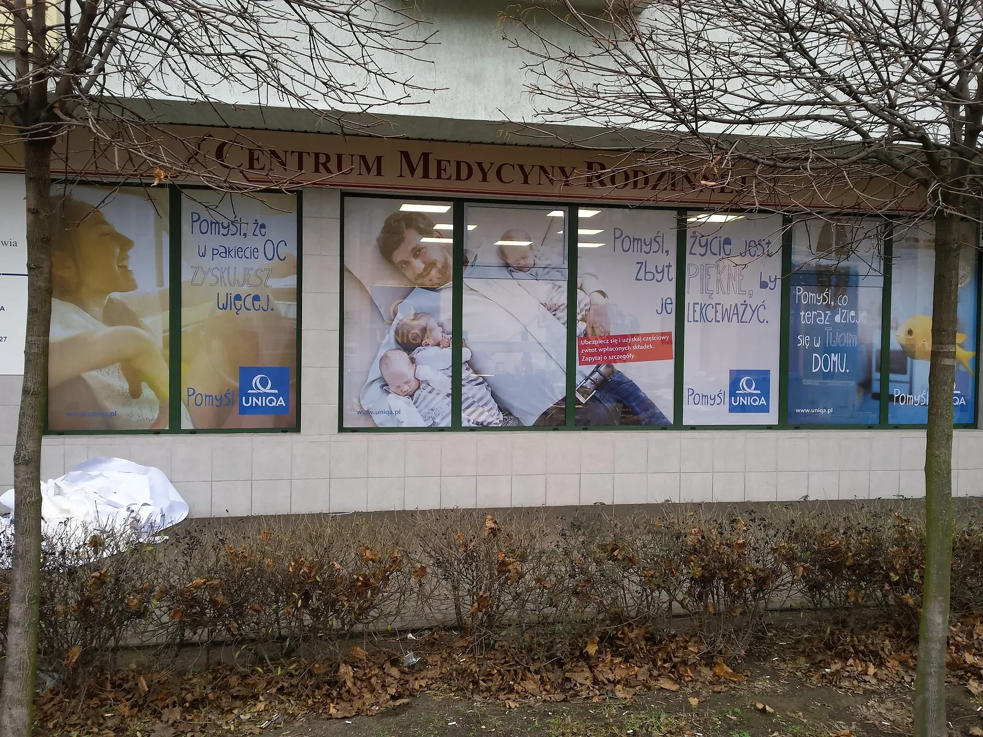 Oklejone witryny placówki UNIQA — ujęcie 2