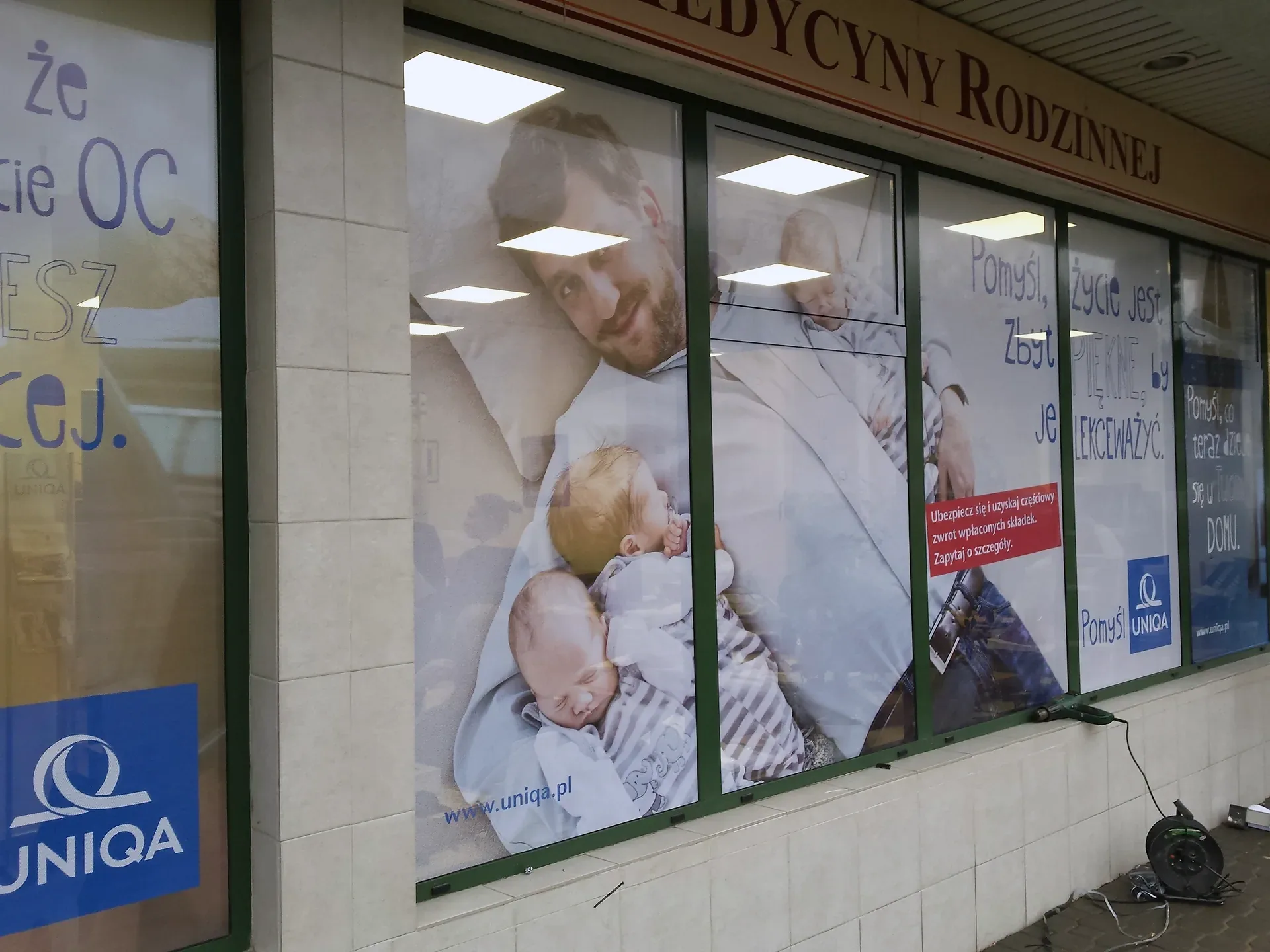 Oklejone witryny placówki UNIQA