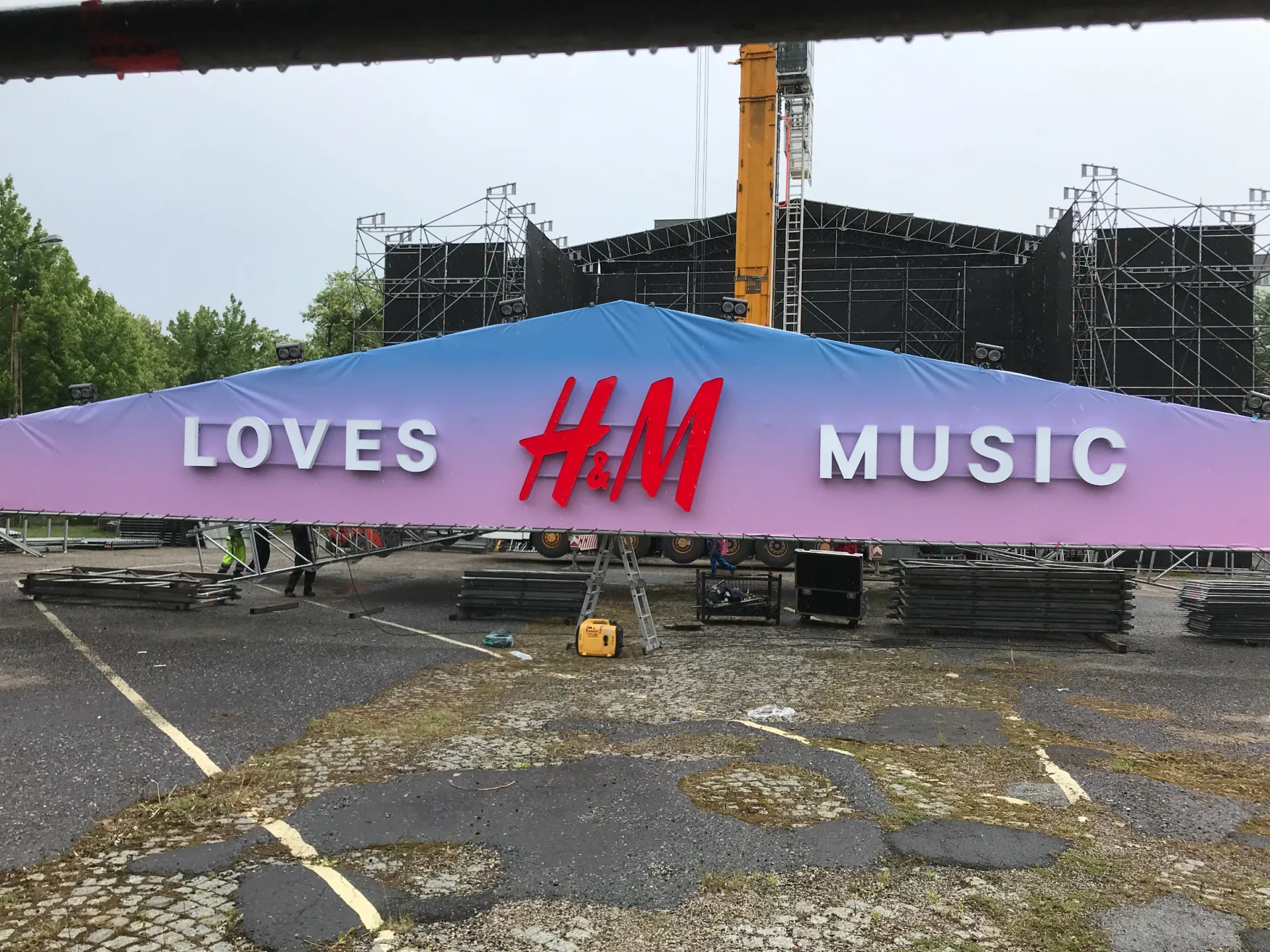 Logo przestrzenne na scenę imprezy H&M