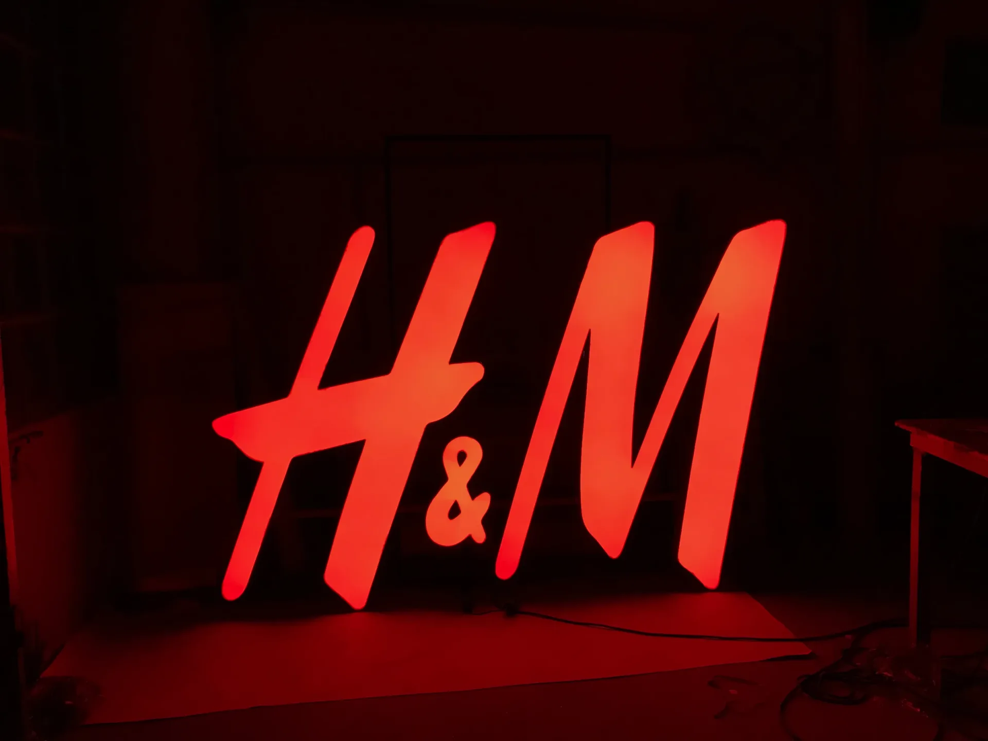 Logo przestrzenne na scenę imprezy H&M
