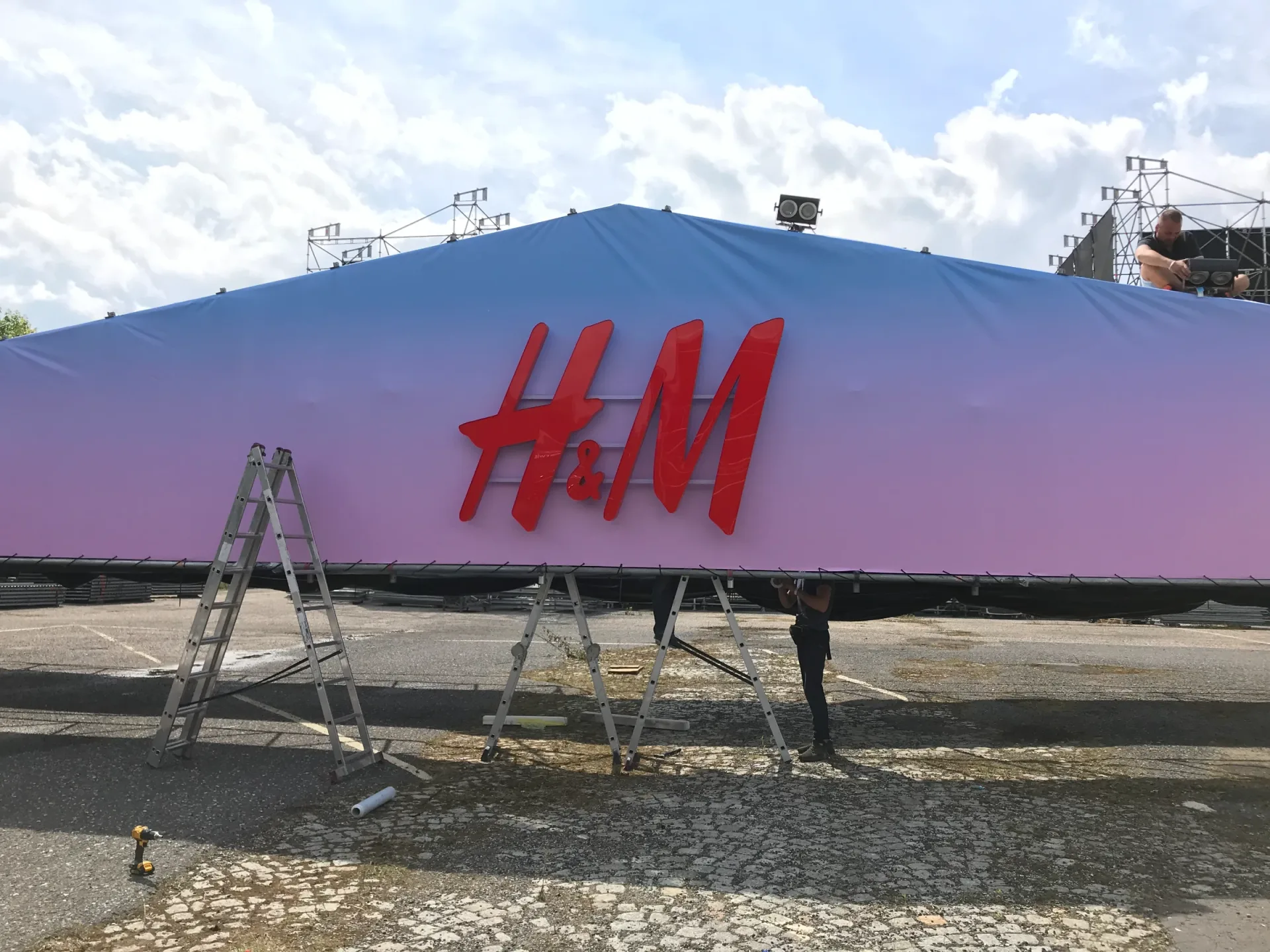 Logo przestrzenne na scenę imprezy H&M