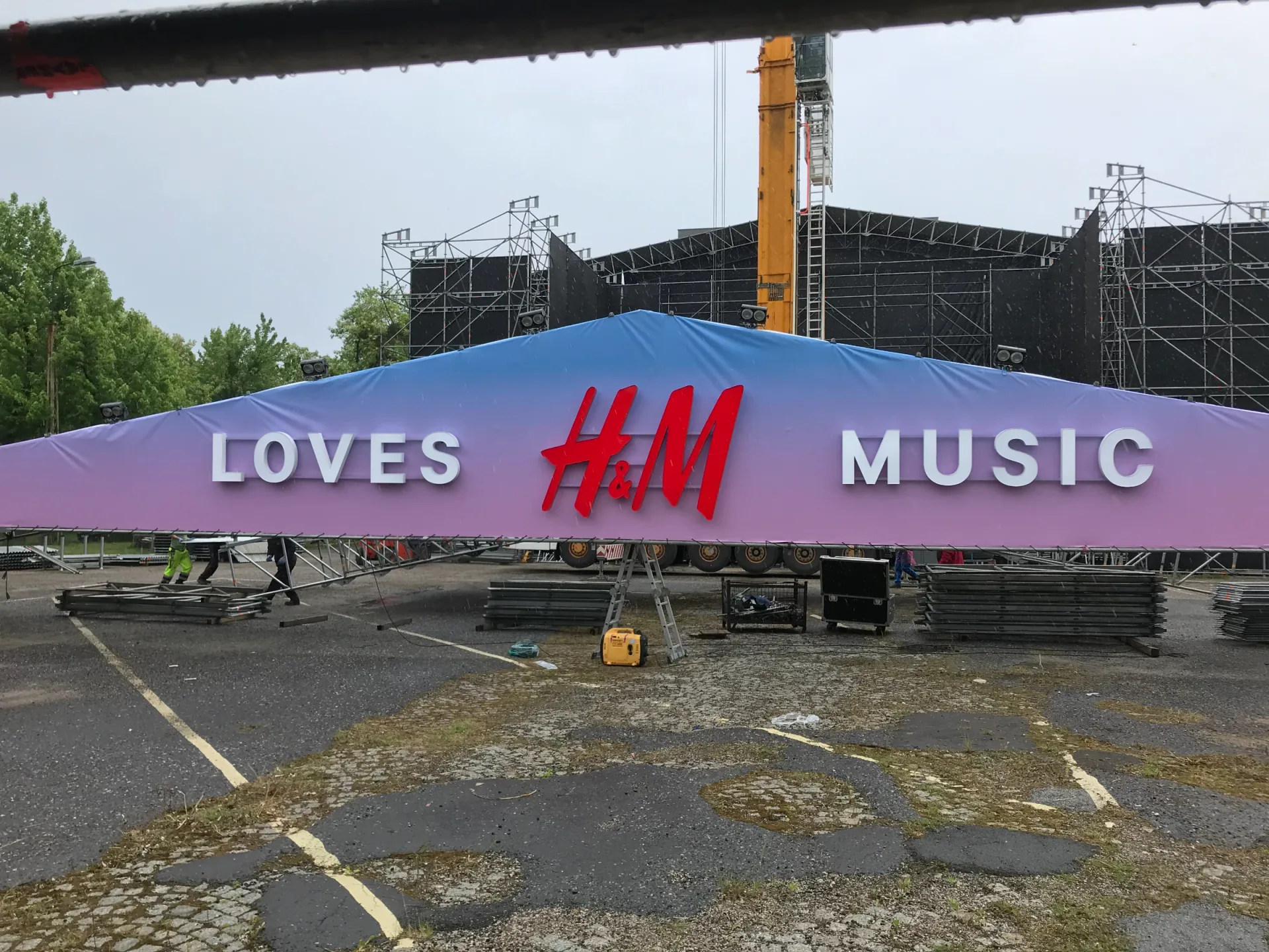 Logo przestrzenne na scenę imprezy H&M